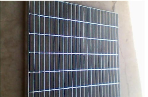 河北安平唯佳柵欄防護網廠 熱鍍鋅鋼格板的卓越制造與應用